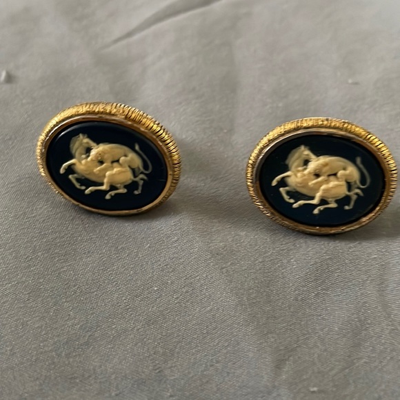 Vintage cufflinks lion attacking horse.  One of a kind! - Picture 1 of 4